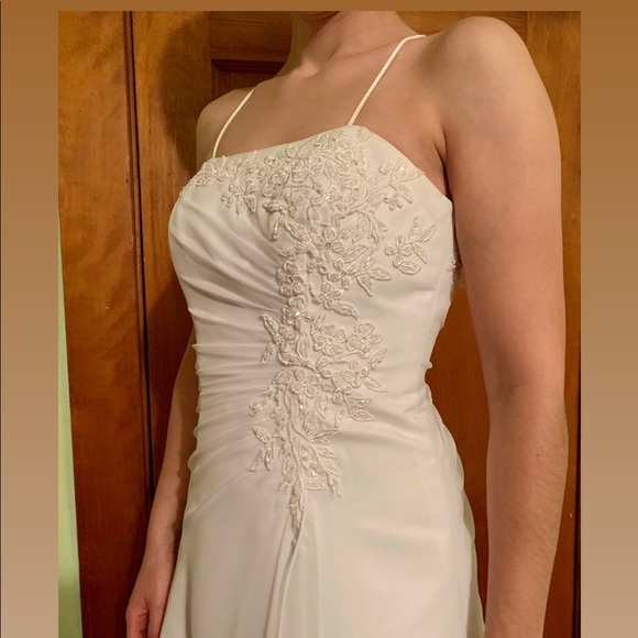 David’s bridal wedding dress - Picture 3 of 4
